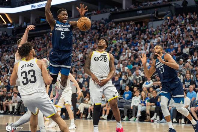 爵士队遭遇挑战，主场惨败魔术队