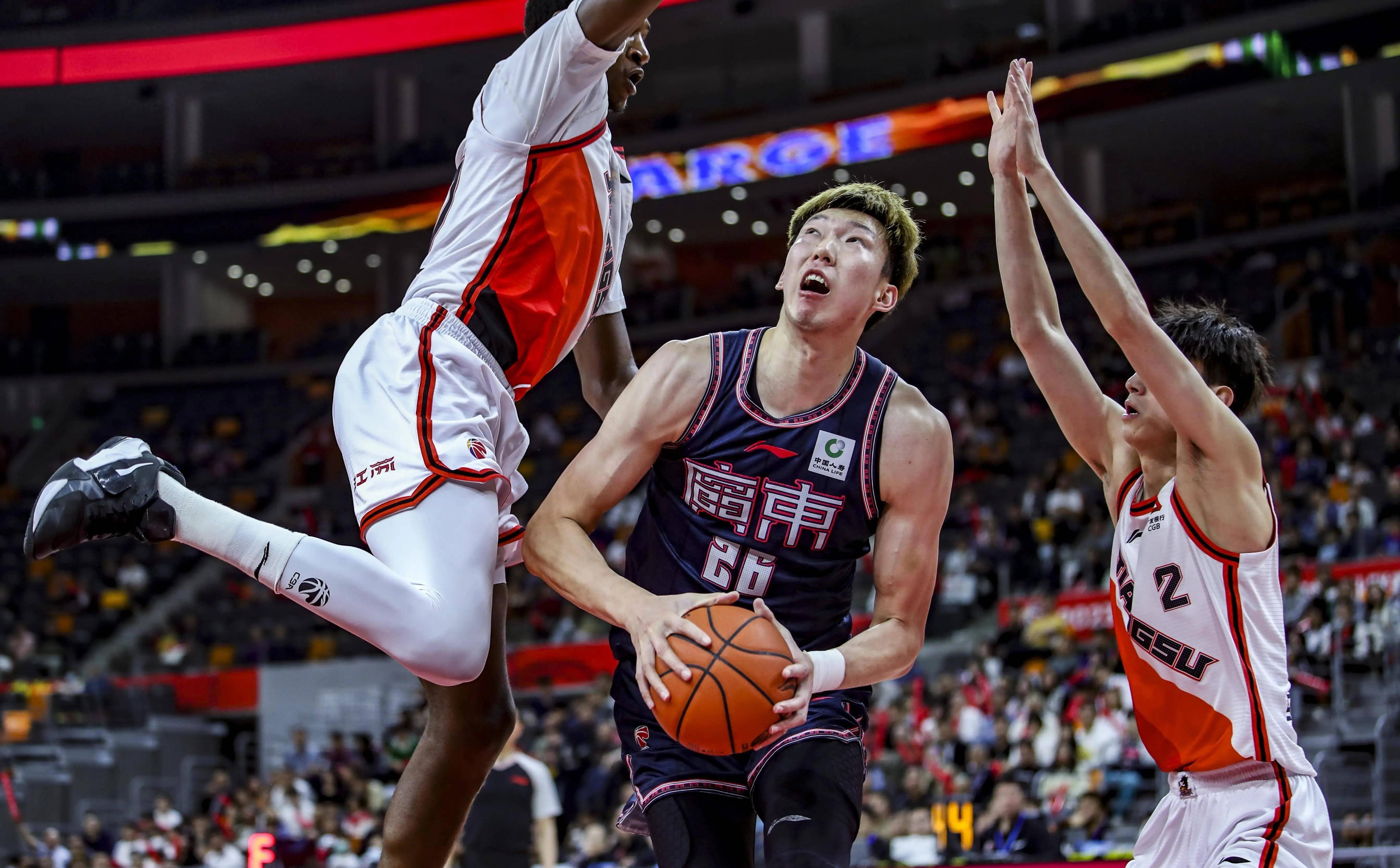 新疆队在激烈比赛中击败强敌