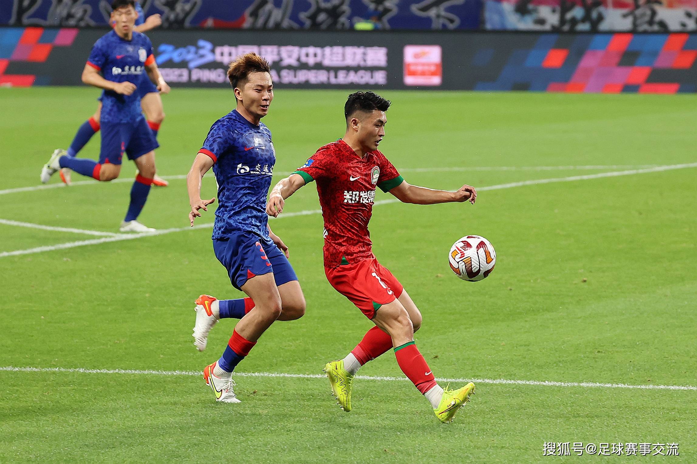 包含上海申花险胜对手，保持排名领先优势的词条