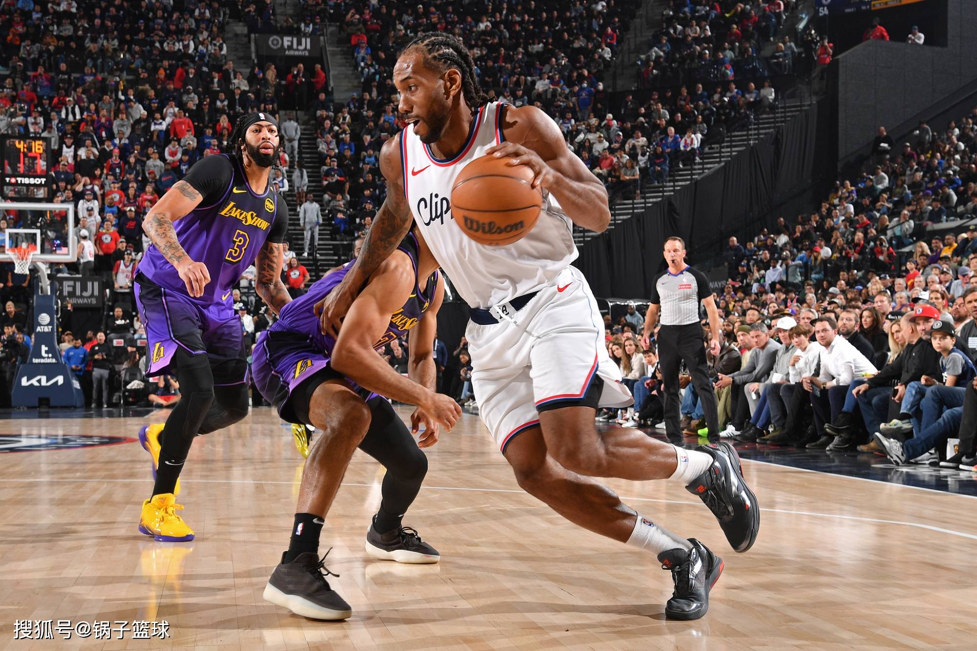  哈登巅峰对决，浓眉哥与90激战雄鹿分钟，比分优势明显胜负难料！