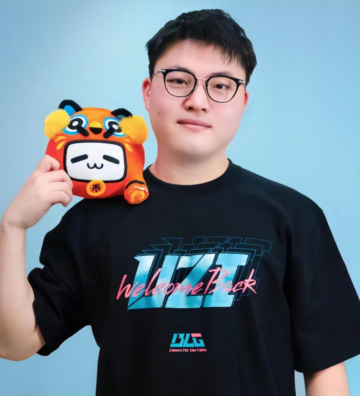  Uzi迎来二十赛季高光表现，巴塞罗那球迷沸腾！