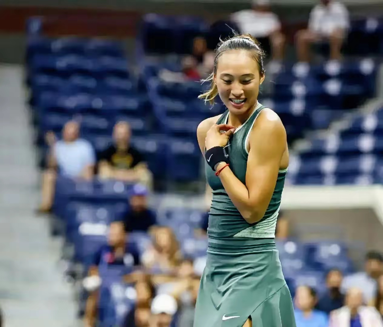  阿扎伦卡回归赛场，大胜首场状态亮眼，DWG观众沸腾！