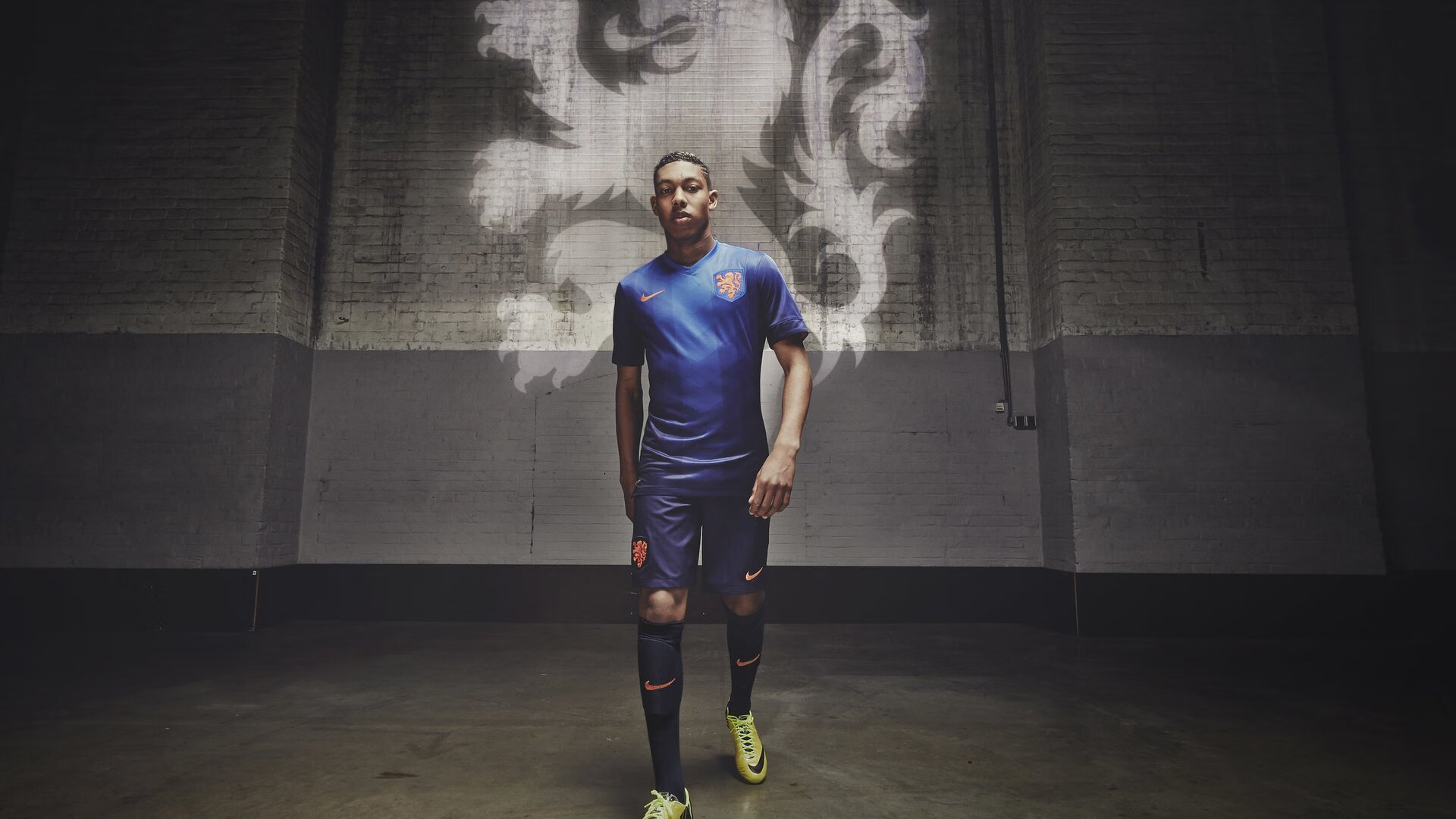 德布劳内回归赛场，出色防守首场状态亮眼，瑞士队观众沸腾！